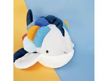 Carregar imagem no visualizador da galeria, Este divertido pez arco iris de peluche pertenece a la colección Tesoros Marinos de Histoire d'Ours del fabricante Dou Dou et Compagnie. Esta marca de peluches es uno de los mas prestigiosos a nivel de calidad, suavidad y diseño. Mide 30 cm aprox. 