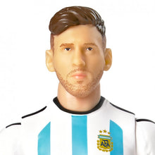 Carregar imagem no visualizador da galeria, Auténtica réplica de Messi hecha de PVC. Para todos los fans de Lionel Messi ahora tenéis la oportunidad de llevaros a casa una réplica del jugador, gracias a un minucioso proceso de fabricación que cuida al detalle todos los aspectos. Messi luce el equipo de la selección argentina con su número 10. La figura y está articulada