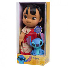 Carregar imagem no visualizador da galeria,  Muñeca Lilo con figura Stitch  Con una altura de 35,6 cm, esta muñeca articulada de Lilo incluye su vestido con estampado hawaiano, sandalias de quita y pon y un precioso pelo largo que invita a pasar horas creando peinados. Con hombros, cuello y piernas articulados, los niños pueden hacer posar a Lilo con la figura Disney Stitch de 12,7 cm,