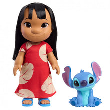 Carregar imagem no visualizador da galeria,  Muñeca Lilo con figura Stitch  Con una altura de 35,6 cm, esta muñeca articulada de Lilo incluye su vestido con estampado hawaiano, sandalias de quita y pon y un precioso pelo largo que invita a pasar horas creando peinados. Con hombros, cuello y piernas articulados, los niños pueden hacer posar a Lilo con la figura Disney Stitch de 12,7 cm,
