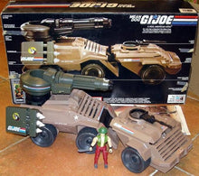 Carregar imagem no visualizador da galeria, Vehiculo Mean Dog de la serie G.I. Joe con figura articulada de WildCard. Pieza de coleccionista : el producto es original de 1988, pero es nuevo, la caja está sin abrir. Consta de 3 unidades de batalla ensamblables. Las armas no disparan. 