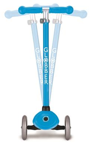 patinete para niños Primo azul cielo, fabricado por Globber, está diseñado para ofrecer a los patinadores más pequeños una primera experiencia con patinetes extraordinaria. La altura del manillar puede ajustarse, configuración de 3 ruedas, Soporta hasta 50 kg. 