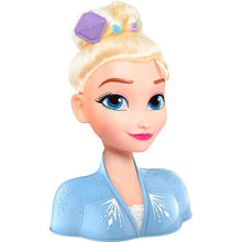 Cargar imagen en el visor de la galería, Disney Frozen Elsa Busto para Peinar - Elsa tiene un precioso y brillante pelo rubio que a los niños les encanta cepillar y peinar. La cabeza para peinados de Elsa incluye 14 divertidos accesorios para peinar.