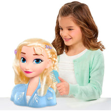 Cargar imagen en el visor de la galería, Disney Frozen Elsa Busto para Peinar - Elsa tiene un precioso y brillante pelo rubio que a los niños les encanta cepillar y peinar. La cabeza para peinados de Elsa incluye 14 divertidos accesorios para peinar.