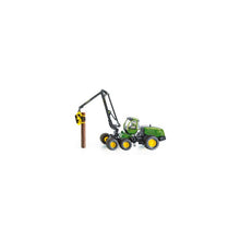 Carregar imagem no visualizador da galeria, Tractor forestal hecho a escala 1/32 en metal y parrtes de plástico. Tiene pinzas para cargar los troncos. Tiene 3 ejes de ruedas. El tren de ruedas delanteras es articulado para poder adaptarse mejor a los terrenos abruptos. La cabina se puede elevar. Incluye 4 troncos. 