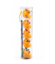 Cargar imagen en el visor de la galería, Divertidos patitos que flotan en el agua y se pueden pescar. Cada patito tiene debajo una puntuación. Gana el que más puntos consiga. Contenido: 5 patos y 2 cañas de pescar.