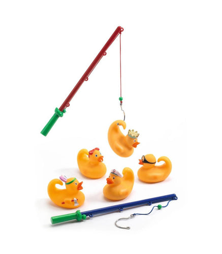 Divertidos patitos que flotan en el agua y se pueden pescar. Cada patito tiene debajo una puntuación. Gana el que más puntos consiga. Contenido: 5 patos y 2 cañas de pescar.