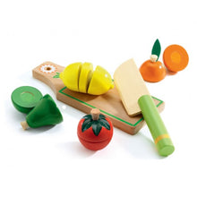 Carregar imagem no visualizador da galeria, Frutas y verduras para cortar de Djeco es un set de juego de imitación pensado para los primeros pasos en la cocina. Incluye varias frutas y verduras troceables, una tabla y un cuchillo de madera diseñado para ser manejado por manos pequeñas. Perfecto para fomentar la imaginación, la coordinación y las habilidades motrices . 