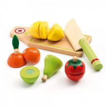 Carregar imagem no visualizador da galeria, Frutas y verduras para cortar de Djeco es un set de juego de imitación pensado para los primeros pasos en la cocina. Incluye varias frutas y verduras troceables, una tabla y un cuchillo de madera diseñado para ser manejado por manos pequeñas. Perfecto para fomentar la imaginación, la coordinación y las habilidades motrices . 
