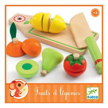 Carregar imagem no visualizador da galeria, Frutas y verduras para cortar de Djeco es un set de juego de imitación pensado para los primeros pasos en la cocina. Incluye varias frutas y verduras troceables, una tabla y un cuchillo de madera diseñado para ser manejado por manos pequeñas. Perfecto para fomentar la imaginación, la coordinación y las habilidades motrices . 