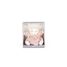 Cargar imagen en el visor de la galería, Adorable osito rosa de 20 cm. Su tacto tan suave y delicado hace que sea el compañero ideal de tu bebé desde el nacimiento. Sus numerosos pliegues hace que sea más facil para el agarre de los más pequeños. Viene presentado en una bonita caja de regalo que lo hace perfecto para un primer regalo. 