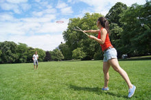 Cargar imagen en el visor de la galería, Tualoop: el juego al aire libre para toda la familia Tualoop combina deportividad y elegancia. Un aro (fabricado con Arboblend®, un material de origen biológico) se suspende de dos palos que se estiran uniformemente, deslizándose hacia adelante y volando. Mediante diversas técnicas de lanzamiento, el aro puede mantenerse suspendido en el aire como un frisbee a largas distancias o rodar y rebotar como una pelota.