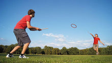 Cargar imagen en el visor de la galería, Tualoop: el juego al aire libre para toda la familia Tualoop combina deportividad y elegancia. Un aro (fabricado con Arboblend®, un material de origen biológico) se suspende de dos palos que se estiran uniformemente, deslizándose hacia adelante y volando. Mediante diversas técnicas de lanzamiento, el aro puede mantenerse suspendido en el aire como un frisbee a largas distancias o rodar y rebotar como una pelota.