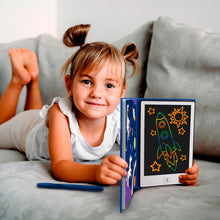 Cargar imagen en el visor de la galería, Libro de Dibujo LCD¡Pon a prueba tu imaginación con el Libro de dibujo LCD! Demuestra tus habilidades pictóricas y dibuja libremente lo que quieras. Crea diseños utilizando las plantillas prediseñadas con las que aprenderás las lteras, números y formas. 