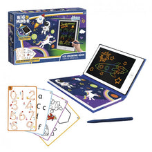 Cargar imagen en el visor de la galería, Libro de Dibujo LCD¡Pon a prueba tu imaginación con el Libro de dibujo LCD! Demuestra tus habilidades pictóricas y dibuja libremente lo que quieras. Crea diseños utilizando las plantillas prediseñadas con las que aprenderás las lteras, números y formas. 