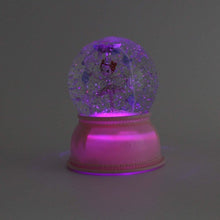 Carregar imagem no visualizador da galeria, Lámpara Bailarina bola de purpurina de Djeco. Una maravillosa lámpara luz led con purpurina y una bailarina dentro. Esta lámpara es también bola de nieve que no hace falta sacudir ya que tiene un mecanismo que mantine la purpurina en movimiento. 