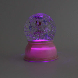 Lámpara Bailarina bola de purpurina de Djeco. Una maravillosa lámpara luz led con purpurina y una bailarina dentro. Esta lámpara es también bola de nieve que no hace falta sacudir ya que tiene un mecanismo que mantine la purpurina en movimiento. 