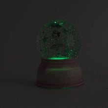 Carregar imagem no visualizador da galeria, Lámpara Bailarina bola de purpurina de Djeco. Una maravillosa lámpara luz led con purpurina y una bailarina dentro. Esta lámpara es también bola de nieve que no hace falta sacudir ya que tiene un mecanismo que mantine la purpurina en movimiento. 