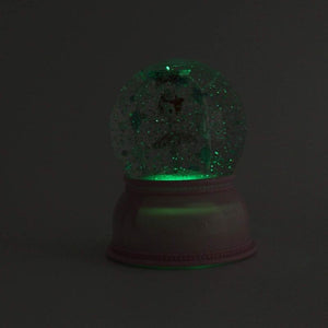 Lámpara Bailarina bola de purpurina de Djeco. Una maravillosa lámpara luz led con purpurina y una bailarina dentro. Esta lámpara es también bola de nieve que no hace falta sacudir ya que tiene un mecanismo que mantine la purpurina en movimiento. 