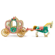 Carregar imagem no visualizador da galeria, Mila con Carroza de Arty Toys - Djeco 36788 Su carruaje espera, princesa! La princesa Mila montada en su majestuosa carroza de doradas ruedas tirada por su hermoso corcel se alejan para llegar al baile… Ella viste un largo vestido verde y rosa adornado con flores y una delicada mariposas. 