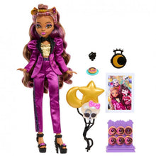 Cargar imagen en el visor de la galería, Clawdeen Wolf Monster Ball con un estilo garrafalmente genial! Este traje elegante y misterioso de mujer lobo brilla tanto como la luna llena. Su cabello brillante se acentúa con un moño en la parte superior, mientras que unos aretes desiguales, una gargantilla negra y unos tacones de plataforma completan su look. 