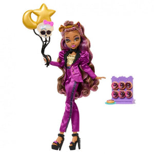 Clawdeen Wolf Monster Ball con un estilo garrafalmente genial! Este traje elegante y misterioso de mujer lobo brilla tanto como la luna llena. Su cabello brillante se acentúa con un moño en la parte superior, mientras que unos aretes desiguales, una gargantilla negra y unos tacones de plataforma completan su look. 