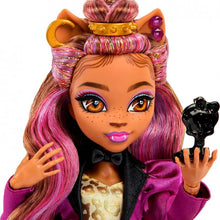 Cargar imagen en el visor de la galería, Clawdeen Wolf Monster Ball con un estilo garrafalmente genial! Este traje elegante y misterioso de mujer lobo brilla tanto como la luna llena. Su cabello brillante se acentúa con un moño en la parte superior, mientras que unos aretes desiguales, una gargantilla negra y unos tacones de plataforma completan su look. 