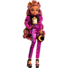 Cargar imagen en el visor de la galería, Clawdeen Wolf Monster Ball con un estilo garrafalmente genial! Este traje elegante y misterioso de mujer lobo brilla tanto como la luna llena. Su cabello brillante se acentúa con un moño en la parte superior, mientras que unos aretes desiguales, una gargantilla negra y unos tacones de plataforma completan su look. 