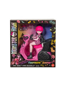  Draculaura se motoriza y ahora viene su propia moto. Prepárate para la aventura con la Muñeca Monster High Draculaura Vamptastic Scooter . Esta encantadora vampira luce un conjunto increíble en rosa y negro y viene acompañada de su inseparable murciélago, 