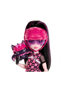  Draculaura se motoriza y ahora viene su propia moto. Prepárate para la aventura con la Muñeca Monster High Draculaura Vamptastic Scooter . Esta encantadora vampira luce un conjunto increíble en rosa y negro y viene acompañada de su inseparable murciélago, 