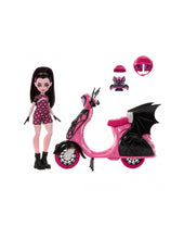 Carregar imagem no visualizador da galeria,  Draculaura se motoriza y ahora viene su propia moto. Prepárate para la aventura con la Muñeca Monster High Draculaura Vamptastic Scooter . Esta encantadora vampira luce un conjunto increíble en rosa y negro y viene acompañada de su inseparable murciélago, 