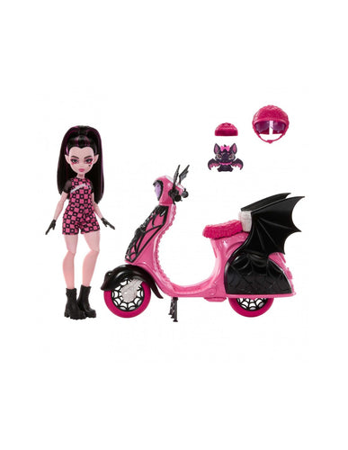  Draculaura se motoriza y ahora viene su propia moto. Prepárate para la aventura con la Muñeca Monster High Draculaura Vamptastic Scooter . Esta encantadora vampira luce un conjunto increíble en rosa y negro y viene acompañada de su inseparable murciélago, 