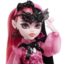 Carregar imagem no visualizador da galeria, Draculaura ,Las Monsters High regresan con espeluznantes versiones de las originales. Esta Draculaura esta para morirse con su faldita plisada, fantásticas botas y detalles vampíricos. Tiene una espeluznante mascota murciélago, un bolsito fucsia y unas gafas de sol de auténtico terror. 