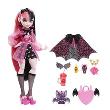 Carregar imagem no visualizador da galeria, Draculaura ,Las Monsters High regresan con espeluznantes versiones de las originales. Esta Draculaura esta para morirse con su faldita plisada, fantásticas botas y detalles vampíricos. Tiene una espeluznante mascota murciélago, un bolsito fucsia y unas gafas de sol de auténtico terror. 