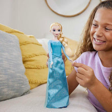 Carregar imagem no visualizador da galeria, Muñeca Elsa de Frozen - Mattel HLW47Descubre esta muñeca de Elsa, inspirada en la poderosa e inigualable reina de Frozen de Disney. Esta muñeca de moda articulada lleva su emblemático conjunto de la película, que incluye accesorios como unos zapatos, una capa y una falda delicadas. 