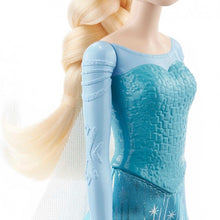 Carregar imagem no visualizador da galeria, Muñeca Elsa de Frozen - Mattel HLW47Descubre esta muñeca de Elsa, inspirada en la poderosa e inigualable reina de Frozen de Disney. Esta muñeca de moda articulada lleva su emblemático conjunto de la película, que incluye accesorios como unos zapatos, una capa y una falda delicadas. 