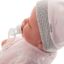 Carregar imagem no visualizador da galeria, Recien Nacida Carla Nubecuerpo es de tela blandito para poder abrazarla suavemente y su cara y extremidades de suave vinilo. Carla mide 42 cm y pesa 800 gr. ¡Le gusta acurrucarse encima de su cojín! P,uede colocarse en muchas posiciones como un bebé real porque sus extremidades giran