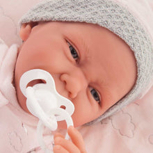 Carregar imagem no visualizador da galeria, Recien Nacida Carla Nubecuerpo es de tela blandito para poder abrazarla suavemente y su cara y extremidades de suave vinilo. Carla mide 42 cm y pesa 800 gr. ¡Le gusta acurrucarse encima de su cojín! P,uede colocarse en muchas posiciones como un bebé real porque sus extremidades giran