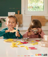 Cargar imagen en el visor de la galería, Pasta Mix de Janod es un set delicioso y creativo que invita a los peques a preparar sus propias recetas con diferentes tipos de pasta, verduras y accesorios de cocina. Este juego de imitación está repleto de detalles que recuerdan a la cocina real