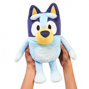 Bluey Peluche Parlante - Famosa BLY16111 Canta y baila con el peluche parlante de Bluey! Tiene más de 9 frases súper divertidas con las que podrás recre…