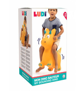 dinosaurio saltador, hará las delicias de los más pequeños. Está hecho de PVC. Es hinchable(incluye la bomba). Por su diseño es muy estable y amortiza los saltos. Se puede usar en el interior y en el exterior. Mide 24 x 54 x 61 cm. Recomendado a partir de 10 meses.