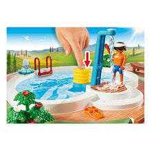 Carregar imagem no visualizador da galeria, Piscina Family Fun - Playmobil 9422, podrás llenarla de agua y con la bomba podrás llevar el agua de la piscina a la ducha. En el interior encontrarás un pulpo que dispara agua de verdad al presionar su cabeza. Los niños Playmobil lo pasarán en grande aprendiendo a nadar