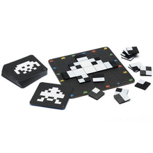 Cargar imagen en el visor de la galería, Pixel Tangram Juego de Lógica y Paciencia El jugador da la vuelta auna carta del mazo y tiene que reproducir en el tablero el mismo extraterrestre que se muestra en la carta. 