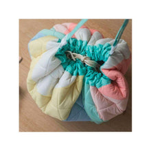 Carregar imagem no visualizador da galeria, Play&amp;Go saca la versión de su saco juguetero para los más pequeños de la casa. Acolchadito y de algodón, es ideal para que los bebés jueguen cómodos en el suelo, con la facilidad de que recoger sus juguetes y poder llevarlos a todas partes será un plus.