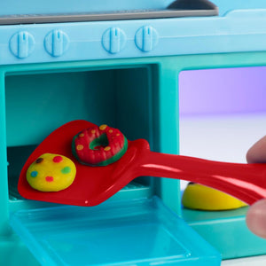 Play-Doh Kitchen  Las creaciones más coloridas se sirven en el nuevo Súper Restaurante de Play-Doh. Los niños podrán crear sus comidas favoritas como hamburguesas, pizza, patatas fritas y muchas más! Cuando estén listas, pueden hacer sonar la campana y mostrarlas en el expositor del chef. Incluye 15 accesorios y 5 botes de plastilina