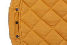 Carregar imagem no visualizador da galeria,  alfombra de juegos orgánica Play&amp;Go 3 en 1 (color mostaza): ¡bolso cambiador, bolsa de almacenamiento y alfombra de actividades orgánica! La alfombra de juegos GOTS en color mostaza es resistente, sólida y transmite calma. 