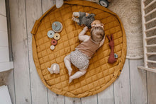 Carregar imagem no visualizador da galeria,  alfombra de juegos orgánica Play&amp;Go 3 en 1 (color mostaza): ¡bolso cambiador, bolsa de almacenamiento y alfombra de actividades orgánica! La alfombra de juegos GOTS en color mostaza es resistente, sólida y transmite calma. 