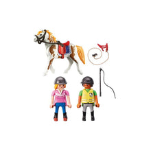 Cargar imagen en el visor de la galería, Set de Playmobil que consta de caballo, jinete y profesora de equitación. Figuras Playmobil articuladas 