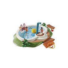 Carregar imagem no visualizador da galeria, Piscina Family Fun - Playmobil 9422, podrás llenarla de agua y con la bomba podrás llevar el agua de la piscina a la ducha. En el interior encontrarás un pulpo que dispara agua de verdad al presionar su cabeza. Los niños Playmobil lo pasarán en grande aprendiendo a nadar