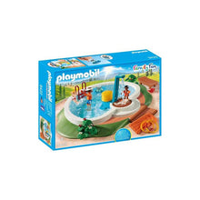 Carregar imagem no visualizador da galeria, Piscina Family Fun - Playmobil 9422, podrás llenarla de agua y con la bomba podrás llevar el agua de la piscina a la ducha. En el interior encontrarás un pulpo que dispara agua de verdad al presionar su cabeza. Los niños Playmobil lo pasarán en grande aprendiendo a nadar